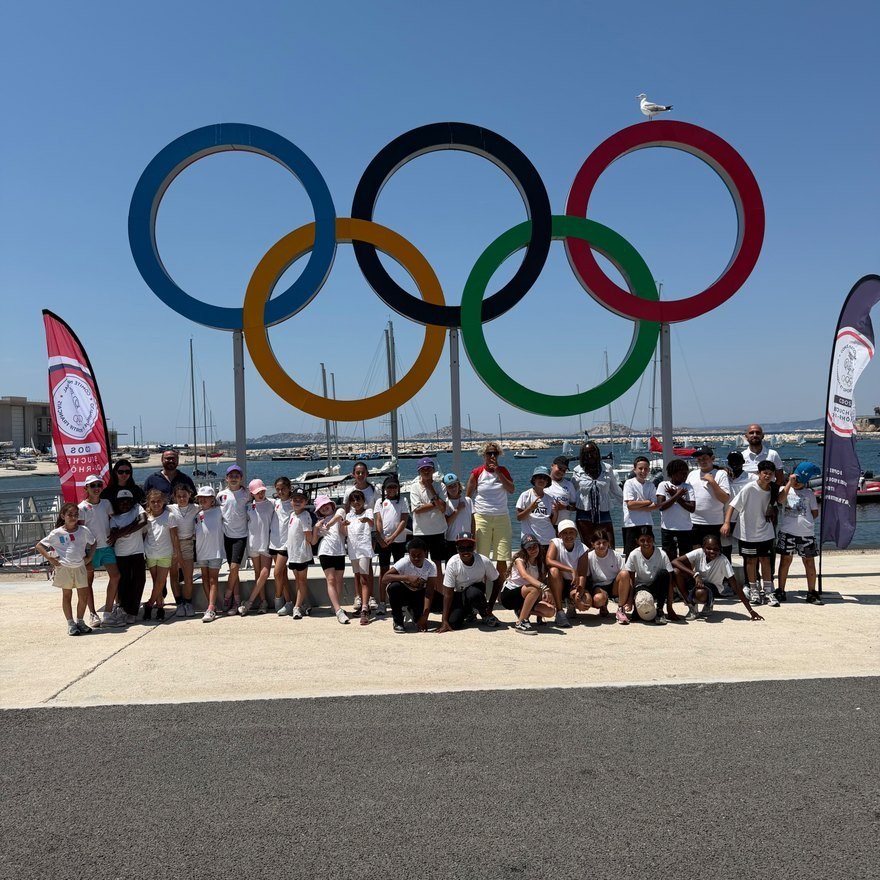 Animation du CDOS 13 devant les anneaux olympiques